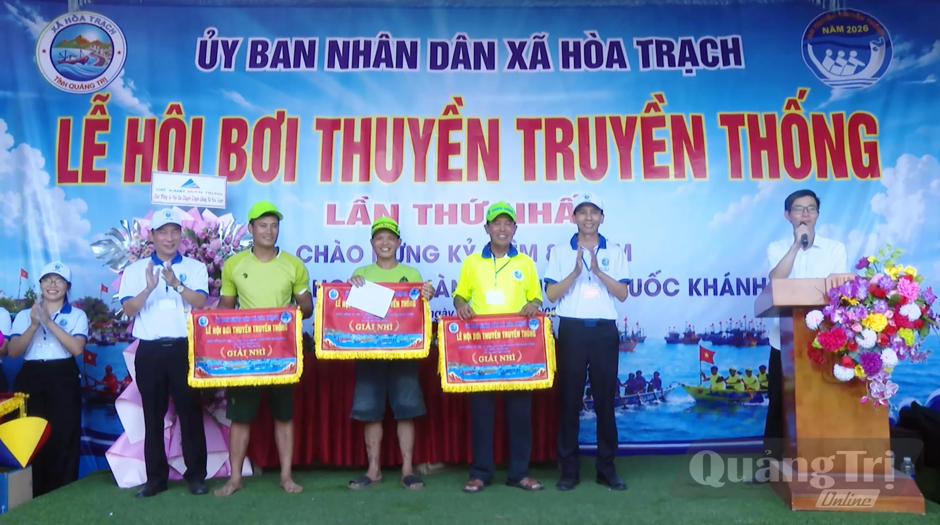 Ban Tổ chức trao giải nhì cho đội liên quân các thôn Cảnh Dương Đông, Sơn Tùng và Quảng Châu - Ảnh: Thế Lực