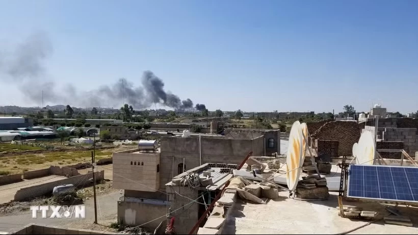 Khói bốc lên sau một cuộc không kích tại Sanaa, Yemen. (Ảnh: THX/TTXVN phát)