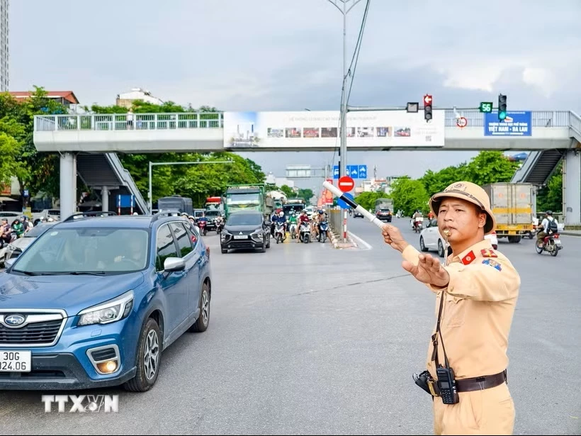 Lực lượng Cảnh sát giao thông Thủ đô phân luồng, điều tiết phương tiện tại ngã ba Ngọc Hồi-Thường Tín trong ngày đầu kỳ nghỉ Quốc khánh 2/9. (Ảnh: Trung Nguyên/TTXVN)
