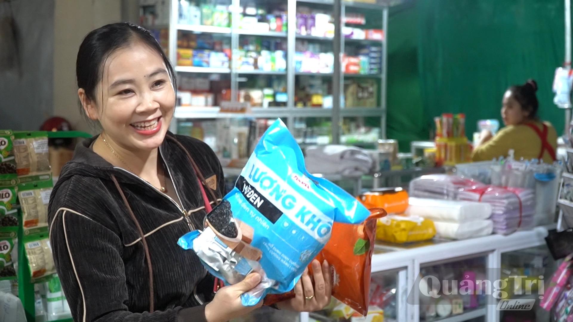 Người dân lựa chọn hàng Việt tại chợ Hoàn Lão, tỉnh Quảng Trị