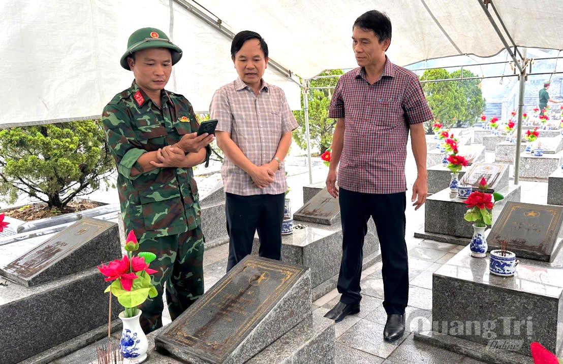  Lãnh đạo xã Minh Hóa tham gia chỉ đạo việc lấy mẫu - Ảnh: C.T