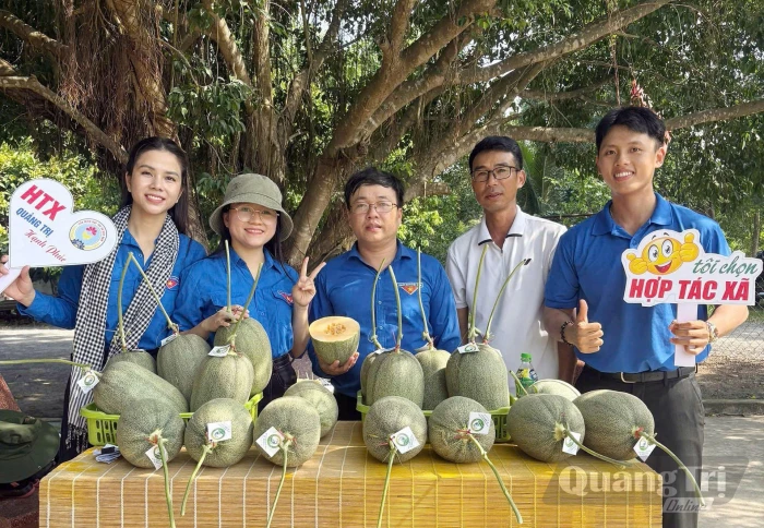 Livestream bán hàng tại vùng sản xuất