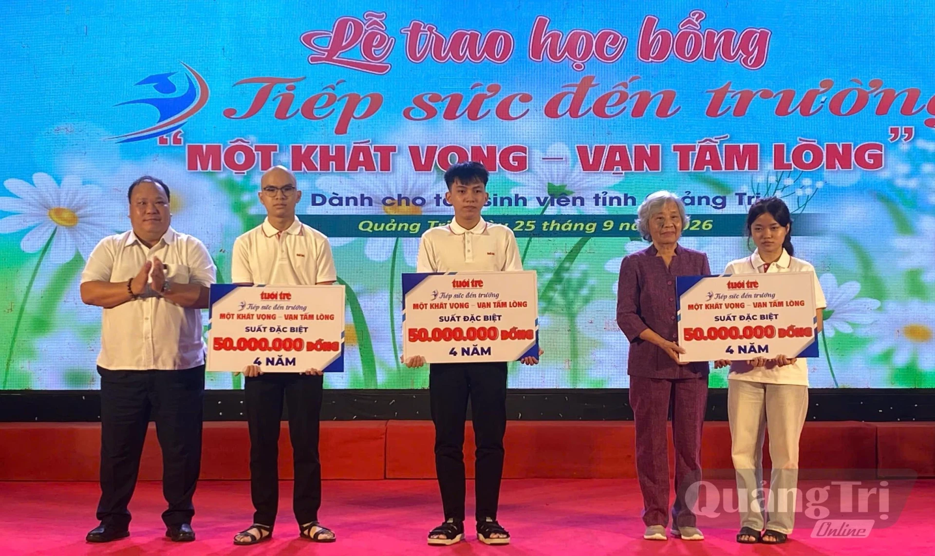 Ban Tổ chức trao 3 suất học bổng đặc biệt cho 3 tân sinh vên có hoàn cảnh khó khăn - Ảnh: V.A