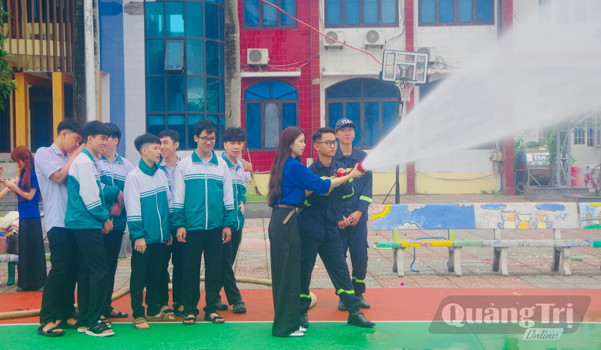 Học sinh, sinh viên thực hành sử dụng lăng vòi chữa cháy dưới sự hướng dẫn của lực lượng Cảnh sát PCCC và CNCH - Ảnh: K.H