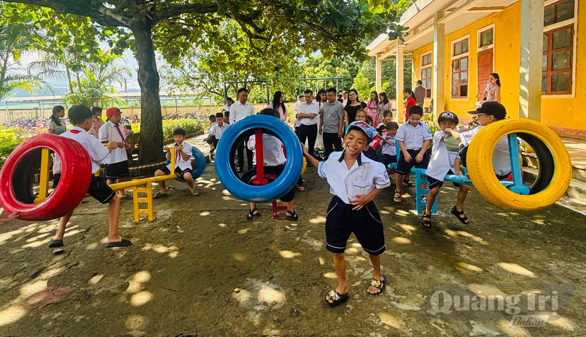 Học sinh vui chơi tại sân chơi được làm từ lốp ô tô đã qua sử dụng vừa được khánh thành - Ảnh: K.H