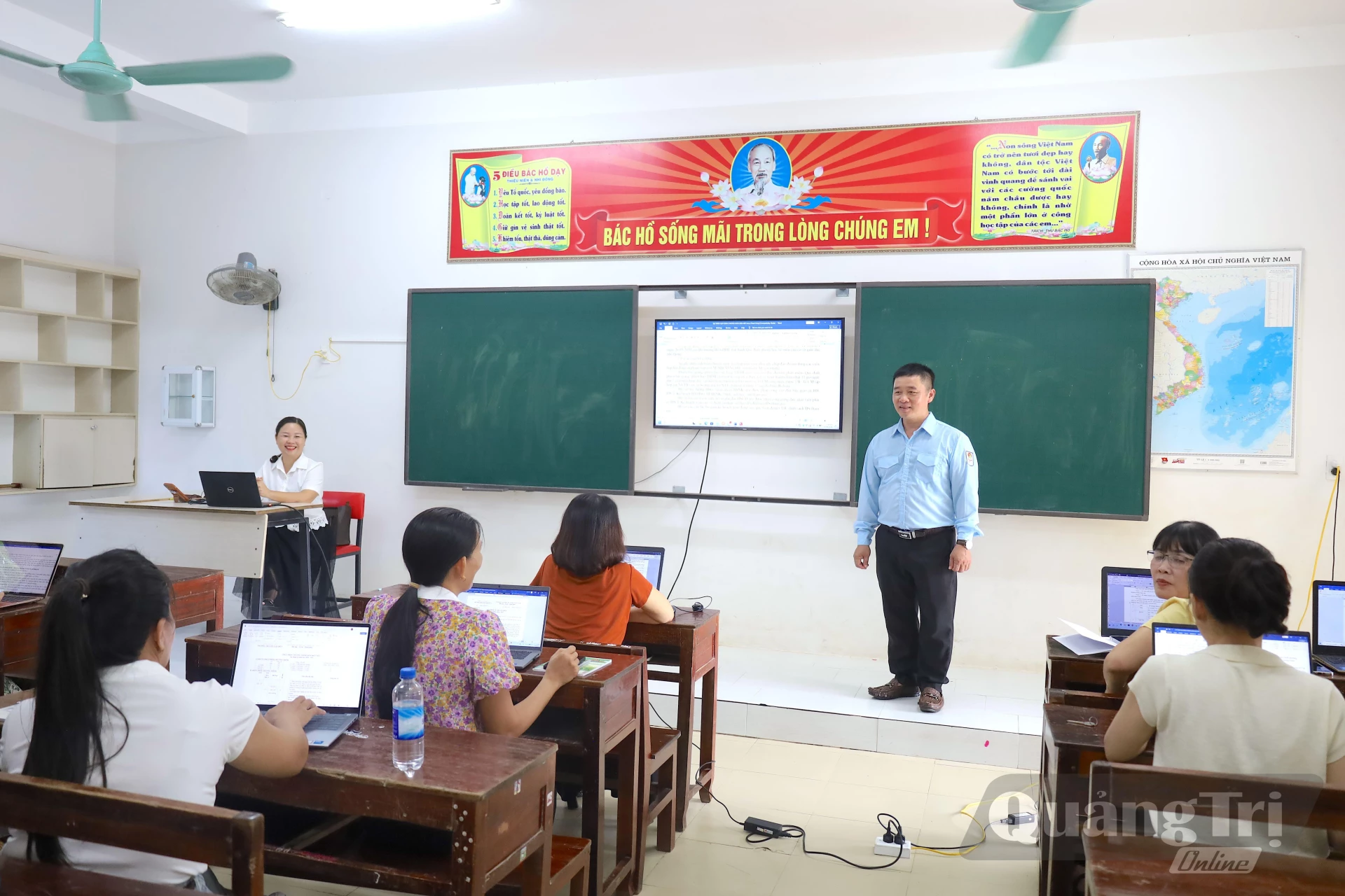 Thầy giáo Hồ Văn Hợi tham gia sinh hoạt chuyên môn cùng đồng nghiệp - Ảnh: Q.N
