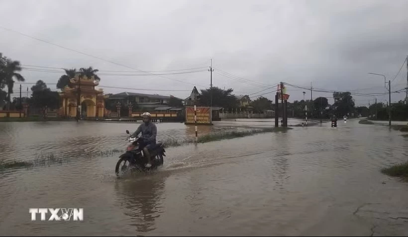 Nhiều tuyến đường ở làng Vĩnh An, phường Phong Dinh, thành phố Huế bị ngập lụt. (Ảnh: Văn Dũng/TTXVN)