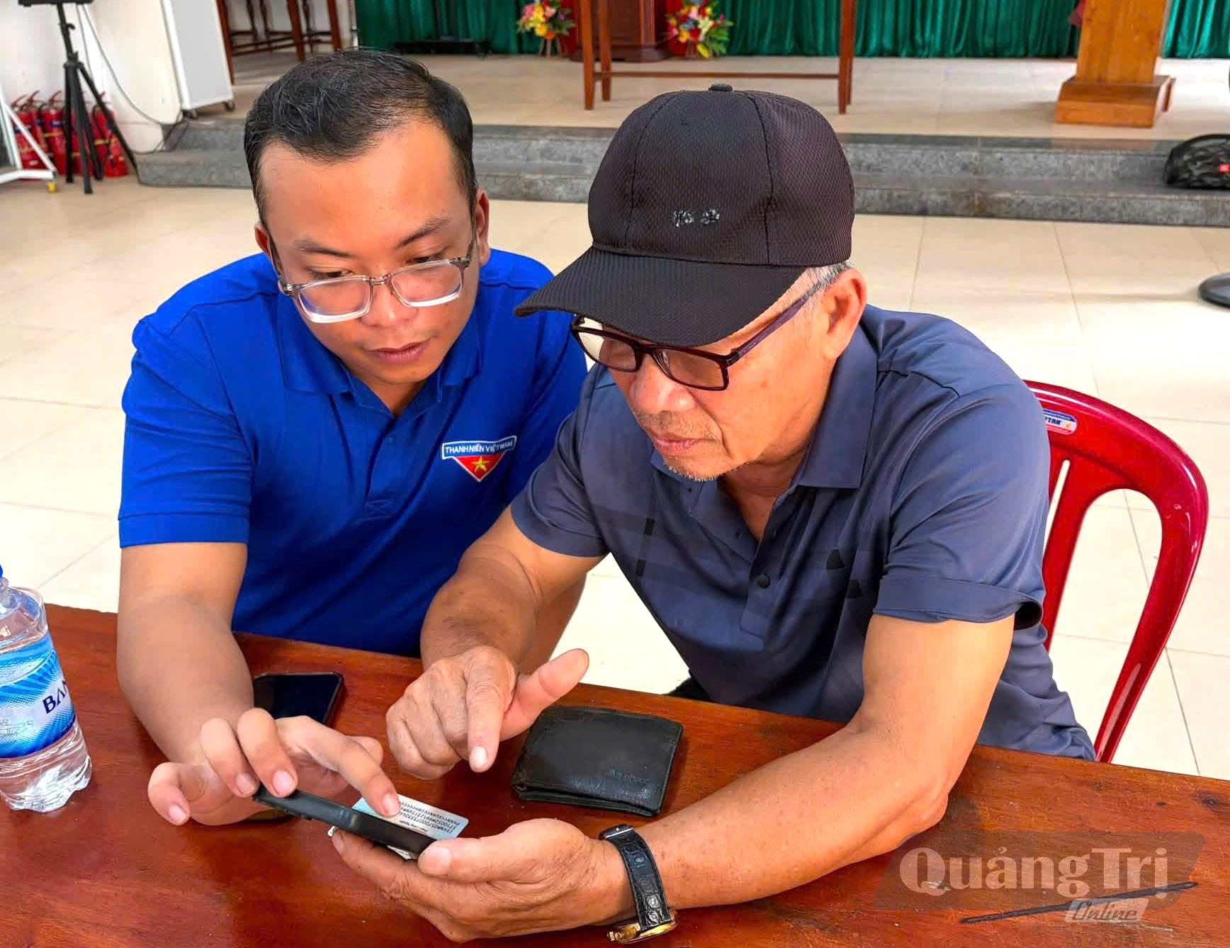 Lực lượng đoàn viên thanh niên phường tham gia hướng dẫn người dân thực hiện tích hợp trên VneID - Ảnh: H.Tr
