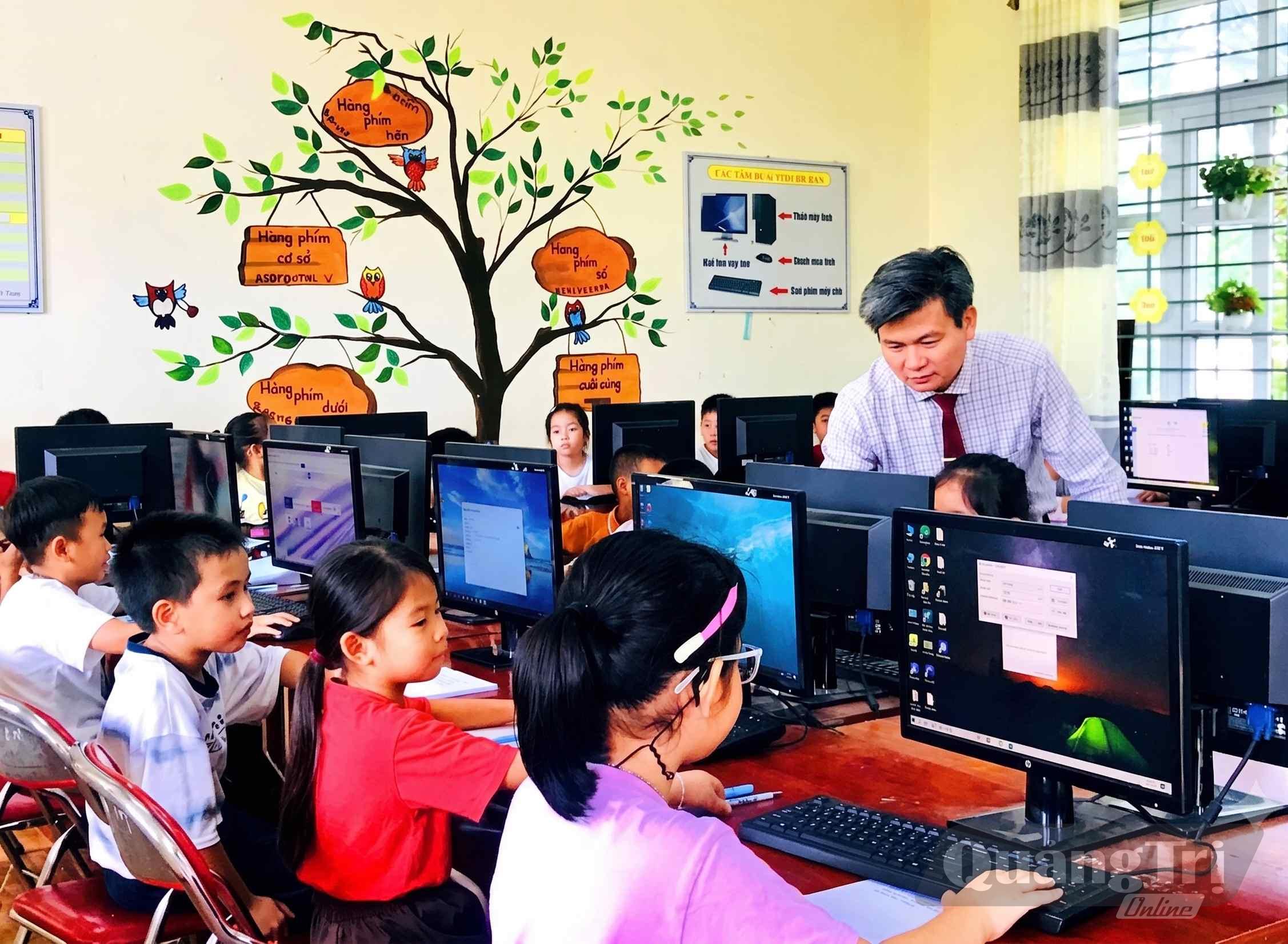 Thầy Hoàng Tuấn Kiệt hướng dẫn học sinh thực hành máy tính - Ảnh: T.L