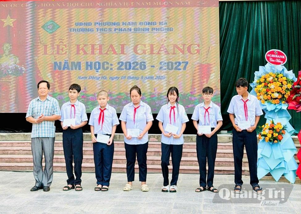Ông Trần Khánh Phôi, Phó Chủ tịch Liên hiệp các tổ chức hữu nghị tỉnh trao tặng các suất học bổng cho các em học sinh - Ảnh: CTV