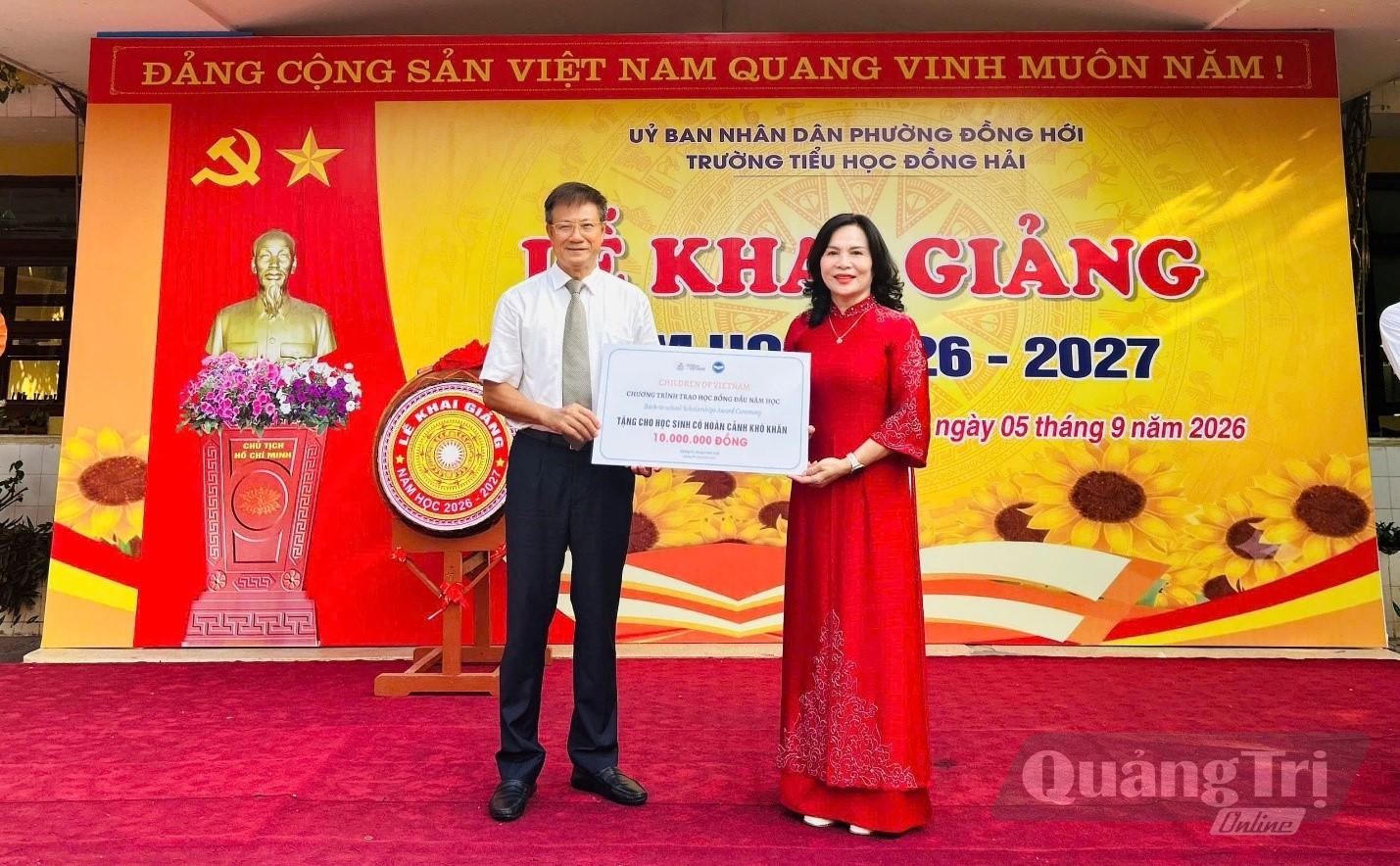 Ông Lương Ngọc Bính, Chủ tịch Liên hiệp các tổ chức hữu nghị tỉnh trao tặng các suất học bổng - Ảnh: CTV