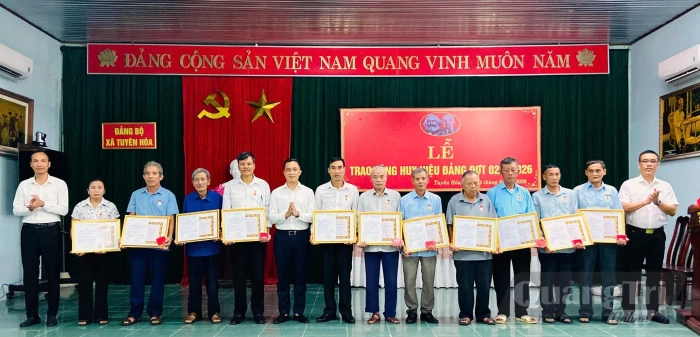 Tuyên Hóa: Trao tặng Huy hiệu Đảng cho 78 đảng viên
