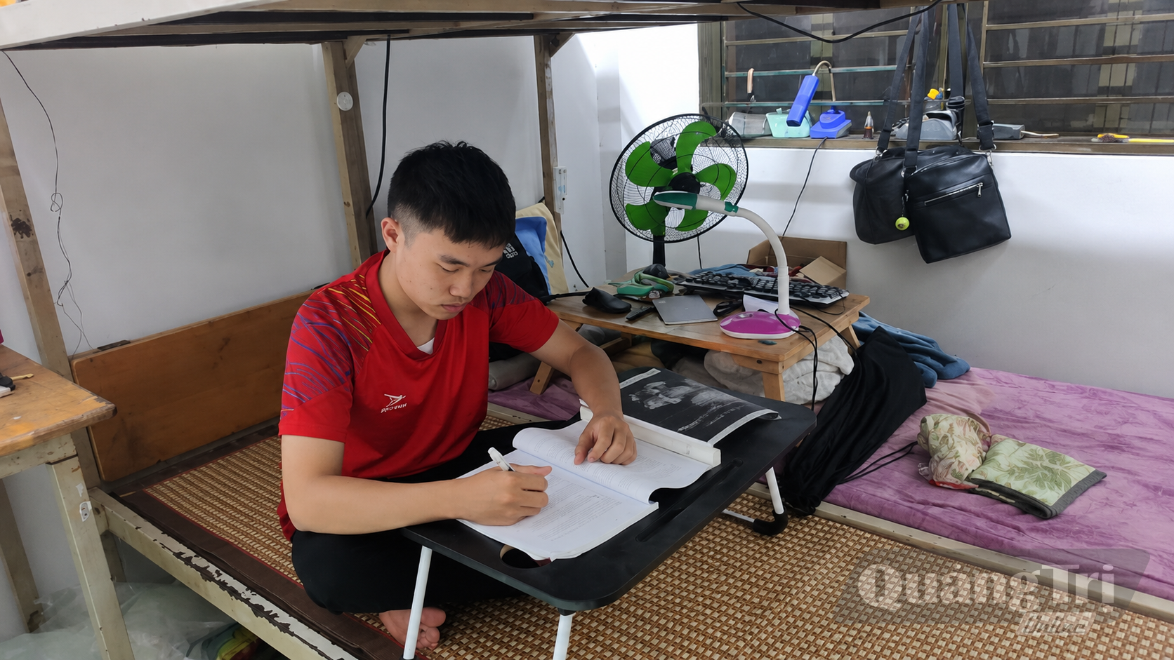 Dù hoàn cảnh khó khăn, em Phan Văn Hoài (ở thôn Lâm Xuân, xã Cửa Việt) đã nỗ lực vươn lên và đỗ vào Trường đại học Giao thông Vận tải TP. Hồ Chí Minh - Ảnh: T.T