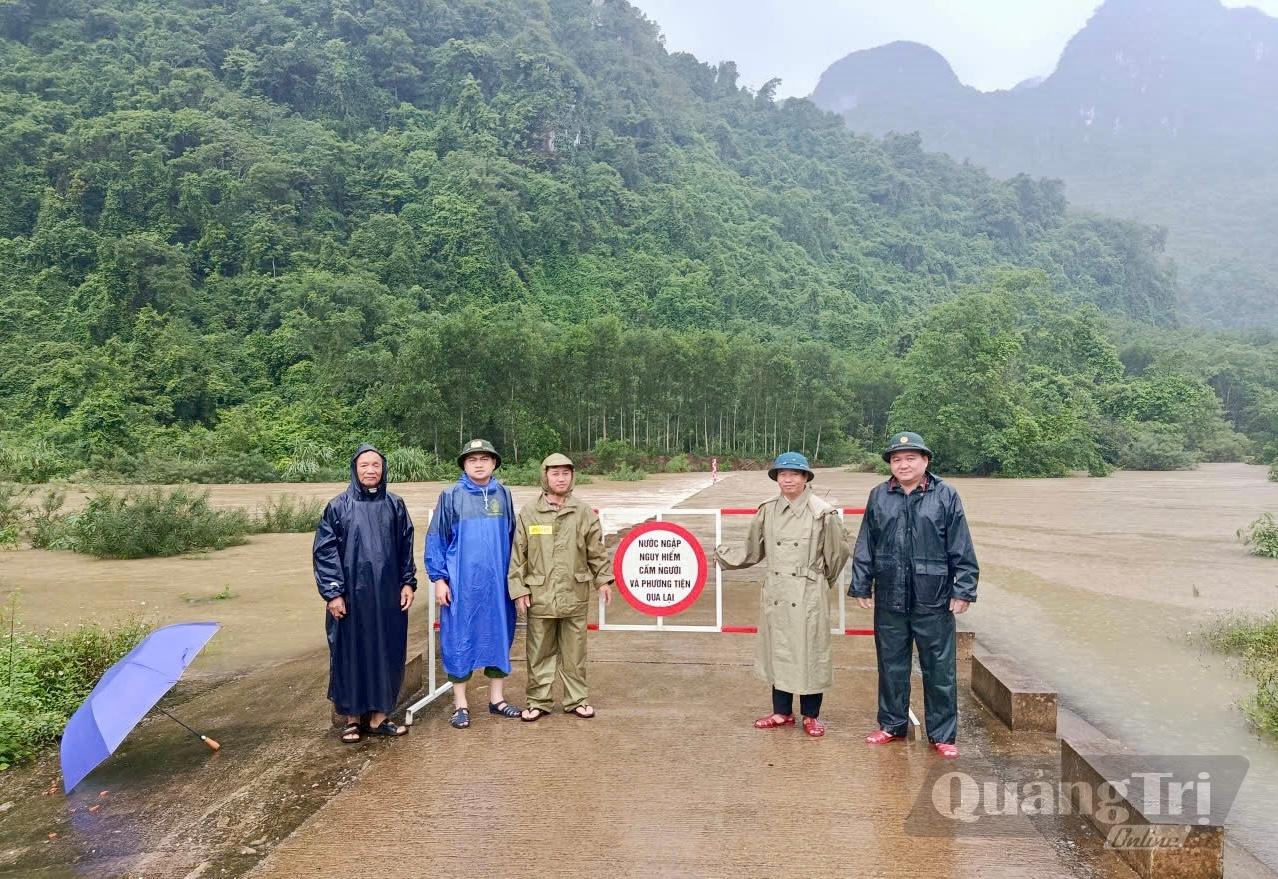 Xã Phong Nha đặt rào chắn và bố trí lực lượng trực gác tại các điểm bị ngập - Ảnh: P.N