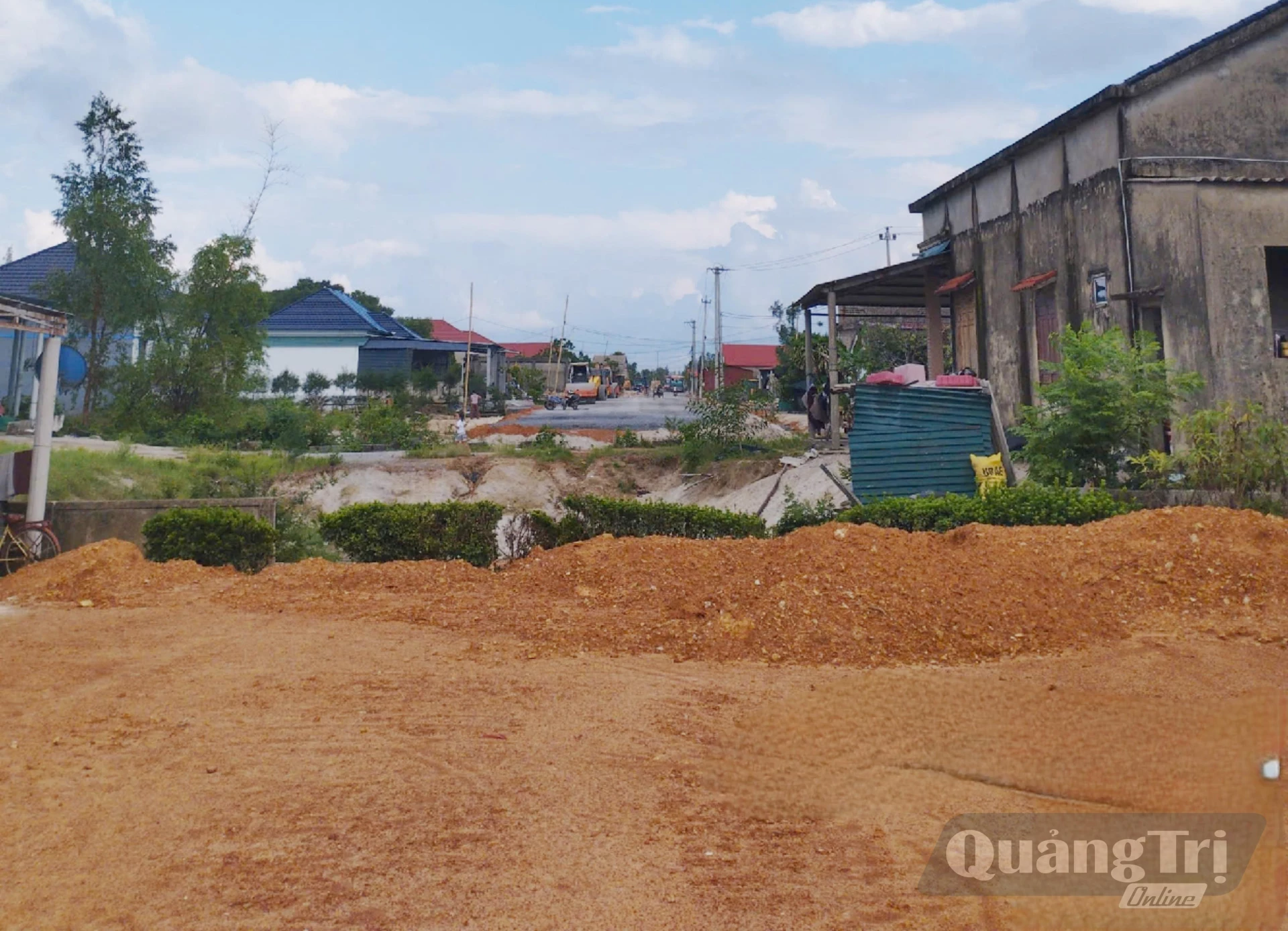 Công trình ngừng thi công do chưa giải phóng được mặt bằng tại xã Sen Ngư - Ảnh: B.T