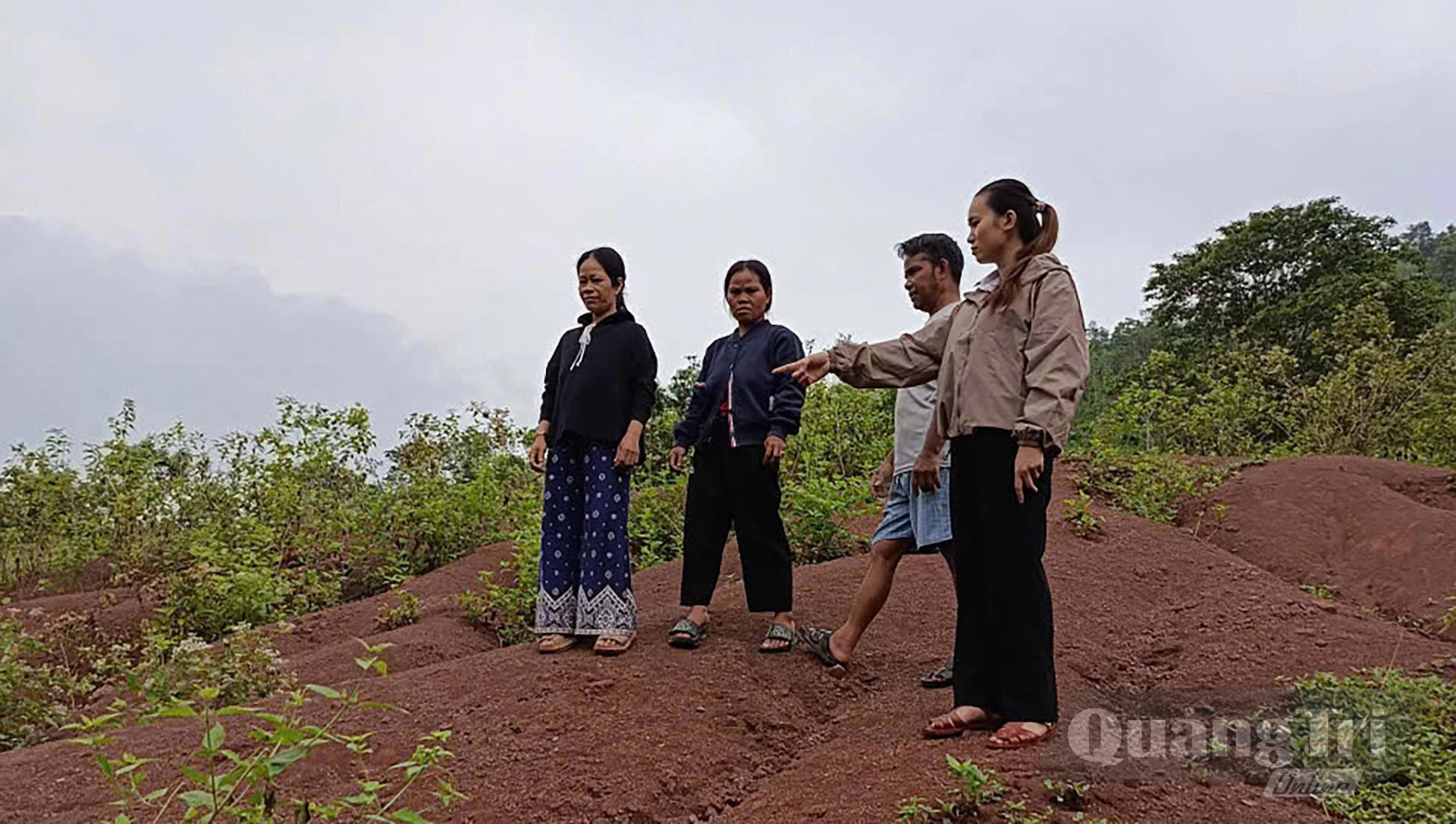 Bí thư Chi bộ thôn A Rông Hồ Thị Diệp (người bên trái) trao đổi, hướng dẫn bà con phòng chống thiên tai - Ảnh: N.M