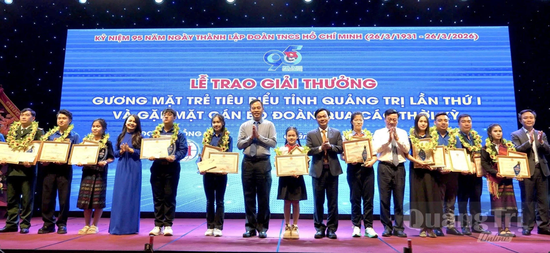 Cô gái Bru-Vân kiều Hồ Thị Thiết (đứng thứ hai bên trái qua) được trao Giải thưởng “Gương mặt trẻ tiêu biểu tỉnh Quảng Trị” lần thứ I năm 2026.