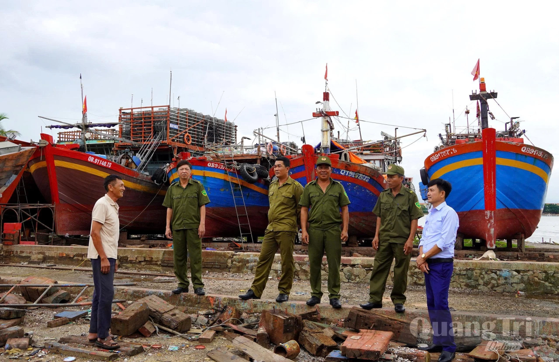 Lực lượng ANTT ở cơ sở TDP Bảo Ninh 3 động viên người dân trong giữ gìn tài sản tàu thuyền trong mùa mưa bão - Ảnh: H.Tr