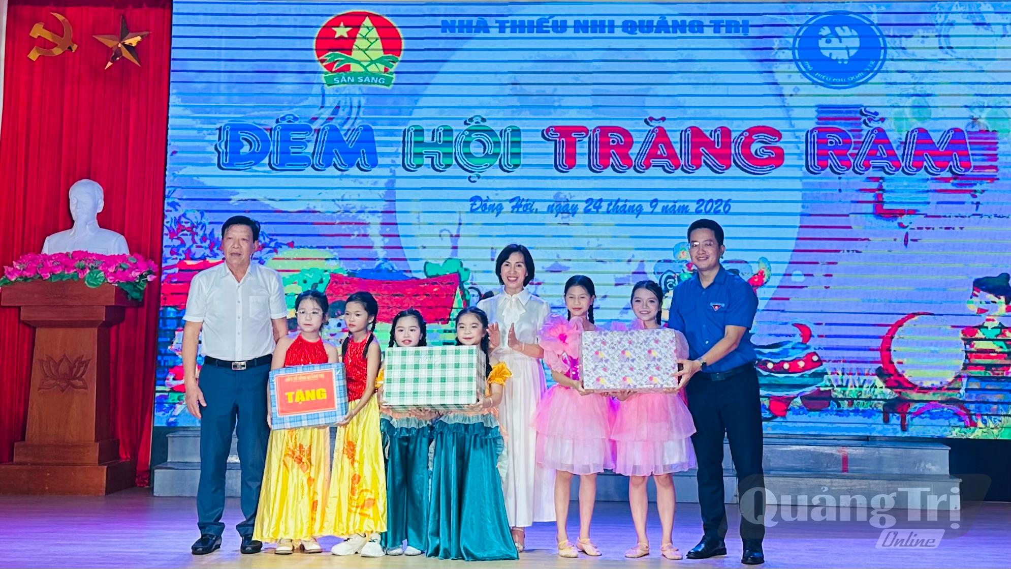 Nhà Thiếu nhi tỉnh, Sở Y tế và Tỉnh Đoàn trao tặng quà Trung thu cho các em thiếu nhi - Ảnh: B.N
