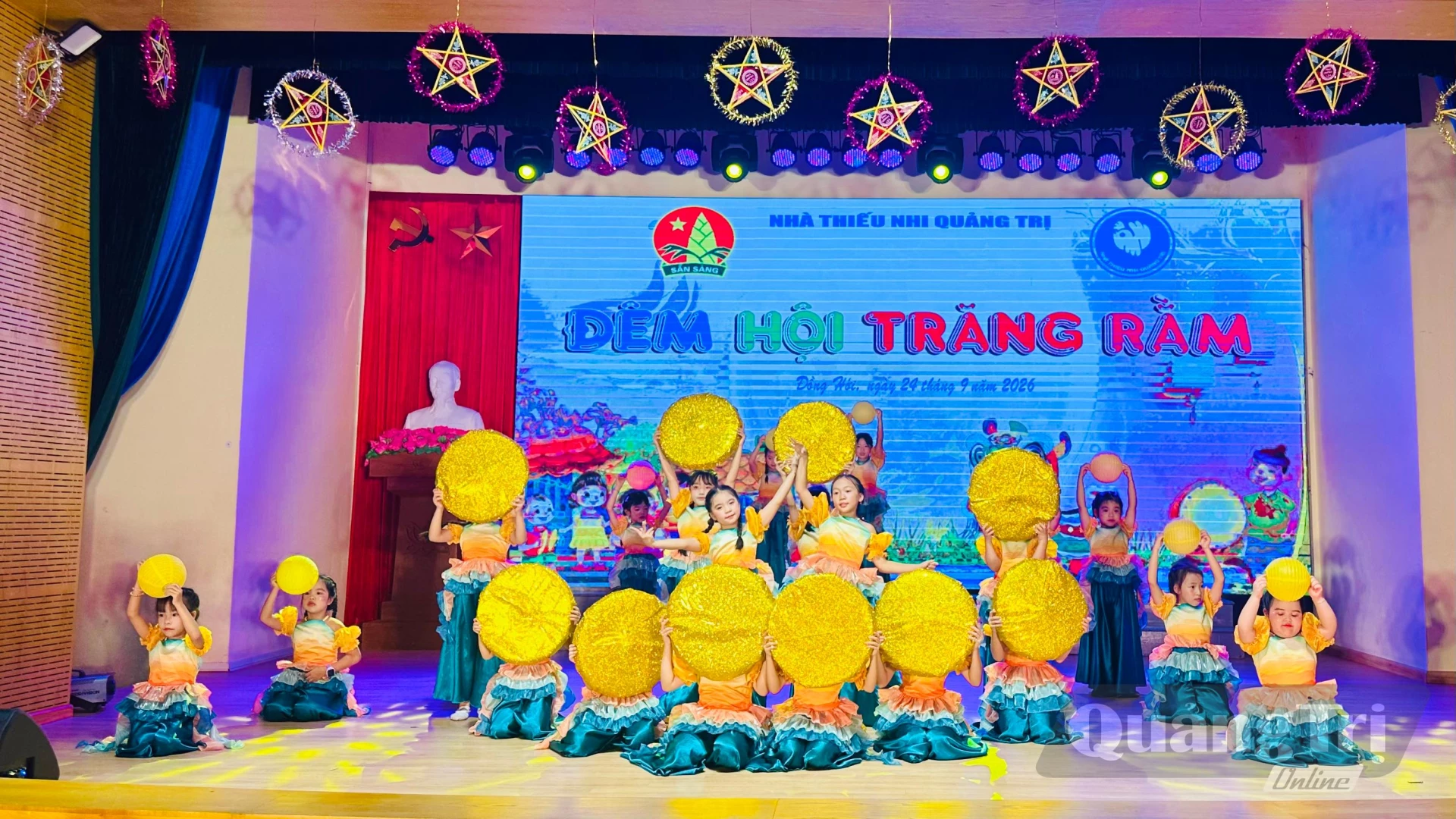 Tiết mục Tốp ca múa “Ông trăng miệng cười” - Ảnh: B.N