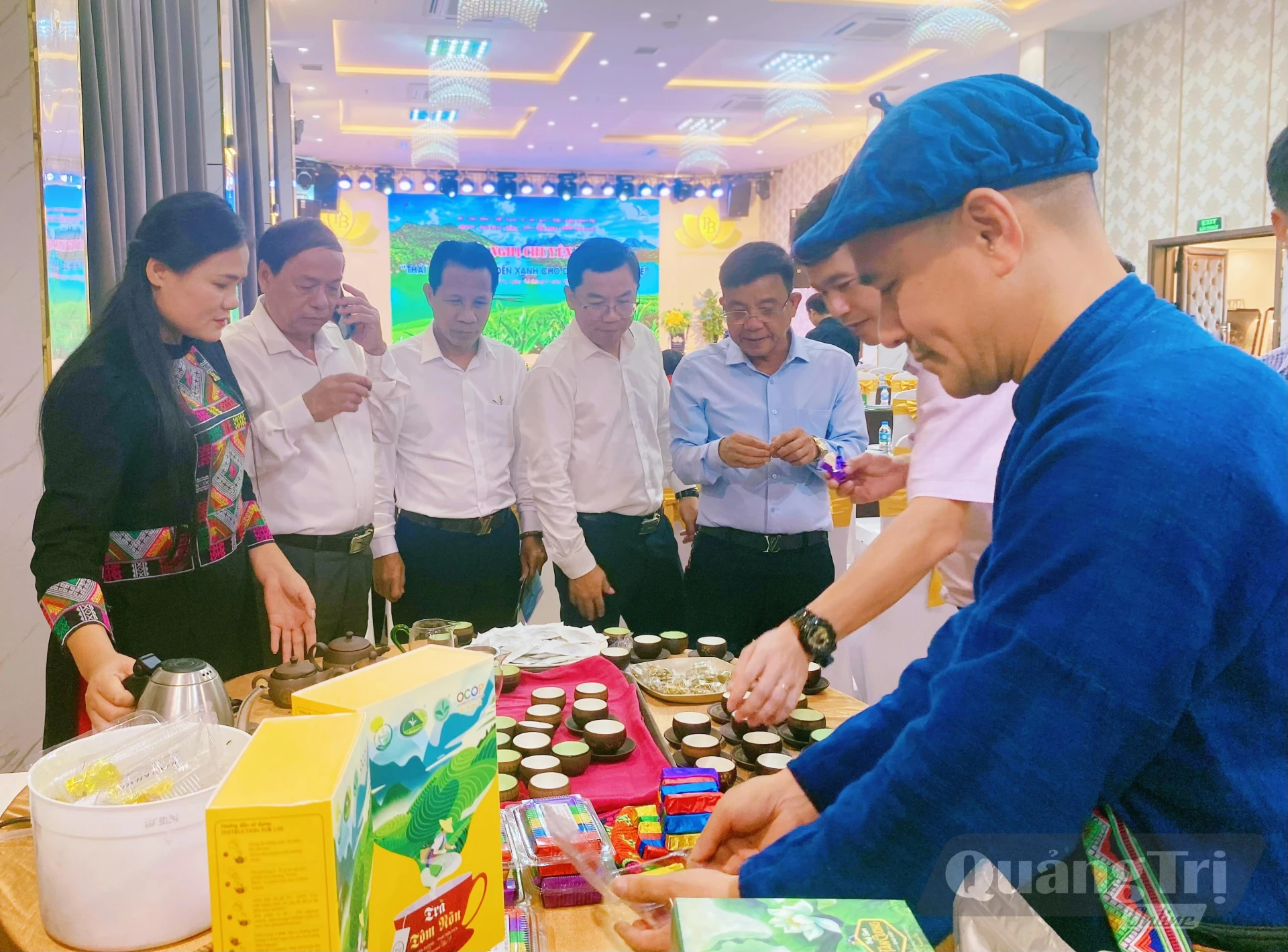 Tại hội nghị, các đại biểu đã được thưởng thức đặc sản trà của Thái Nguyên - Ảnh: T.L
