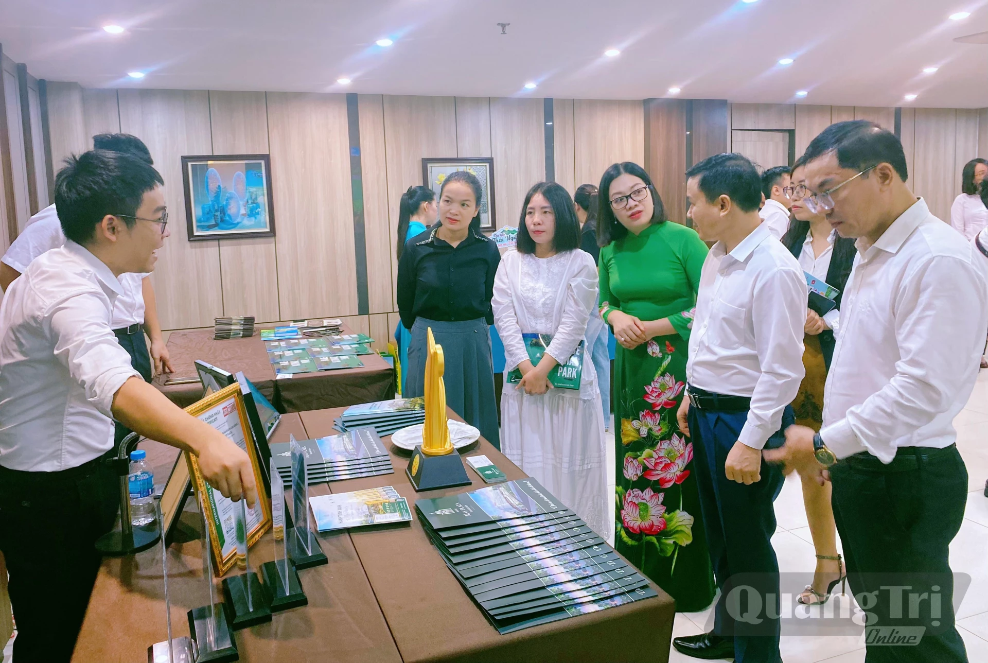 Các đại biểu tìm hiểu về các sản phẩm du lịch tiêu biểu của tỉnh Thái Nguyên - Ảnh: T.L