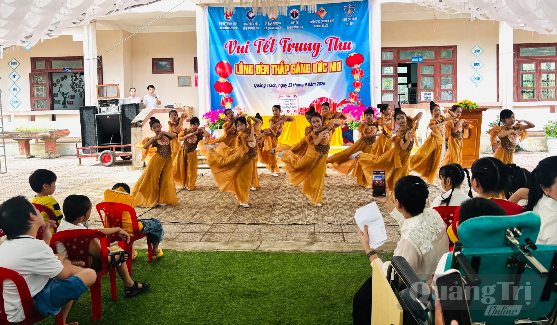 Các em thiếu nhi thuộc Nhà Thiếu nhi tỉnh biểu diễn văn nghệ chào mừng tại chương trình “Lồng đèn thắp sáng ước mơ”.