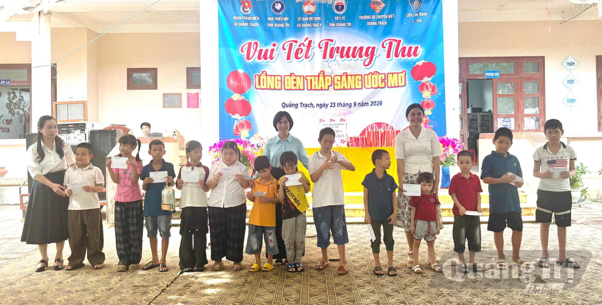 Nhà Thiếu nhi tỉnh Quảng Trị trao quà Trung thu cho trẻ em tại Trường Giáo dục chuyên biệt Quảng Trạch.