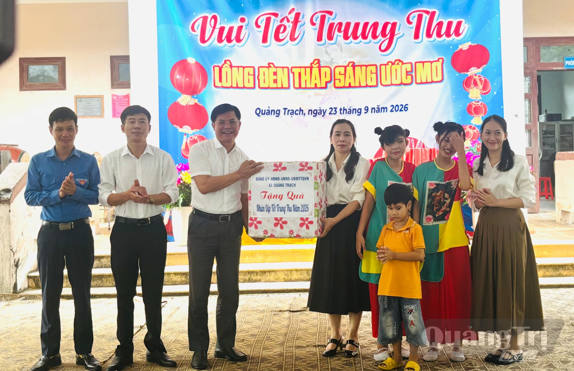 Đại diện xã Quảng Trạch trao quà Trung thu, động viên cô và trò Trường Giáo dục chuyên biệt Quảng Trạch.
