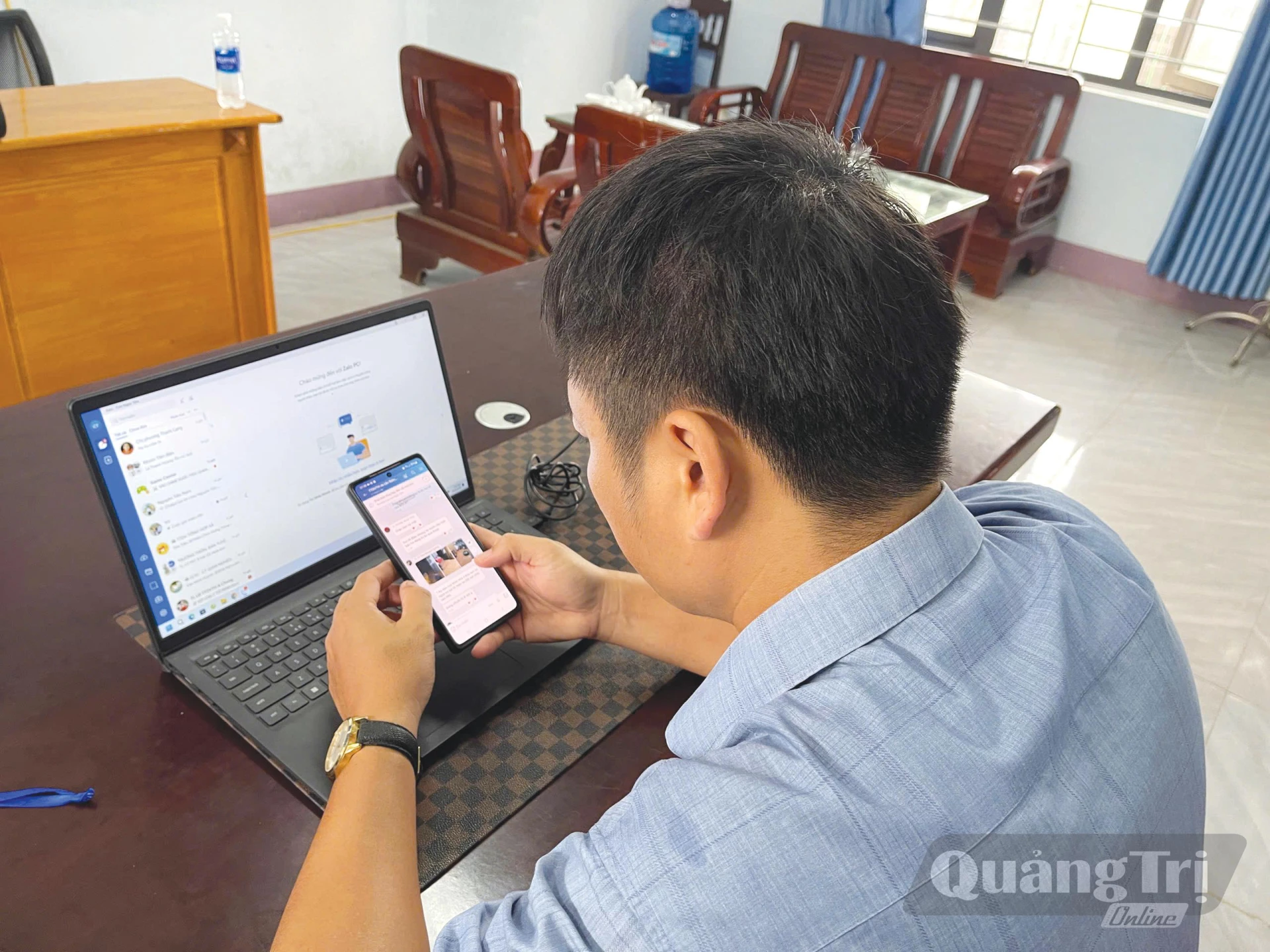 Cán bộ xã Tuyên Lâm cập nhật tình hình mưa lũ trên các nhóm zalo cộng đồng - Ảnh: N.M.P