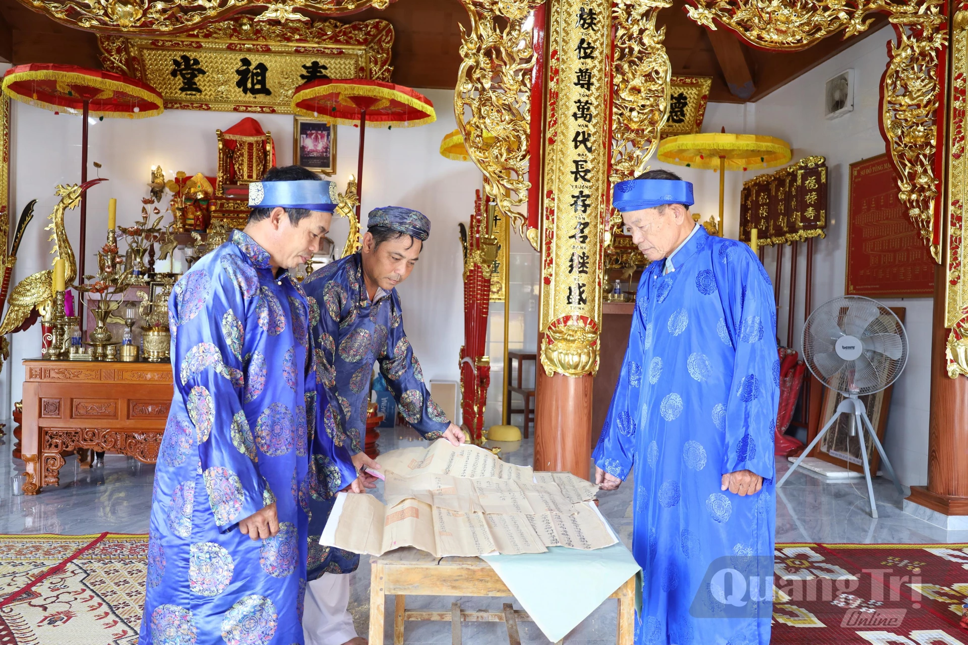 Giá trị nổi bật của nhà thờ họ Hồ Văn nằm ở hệ thống tư liệu, hiện vật gốc được dòng họ gìn giữ qua nhiều thế hệ - Ảnh: D.H