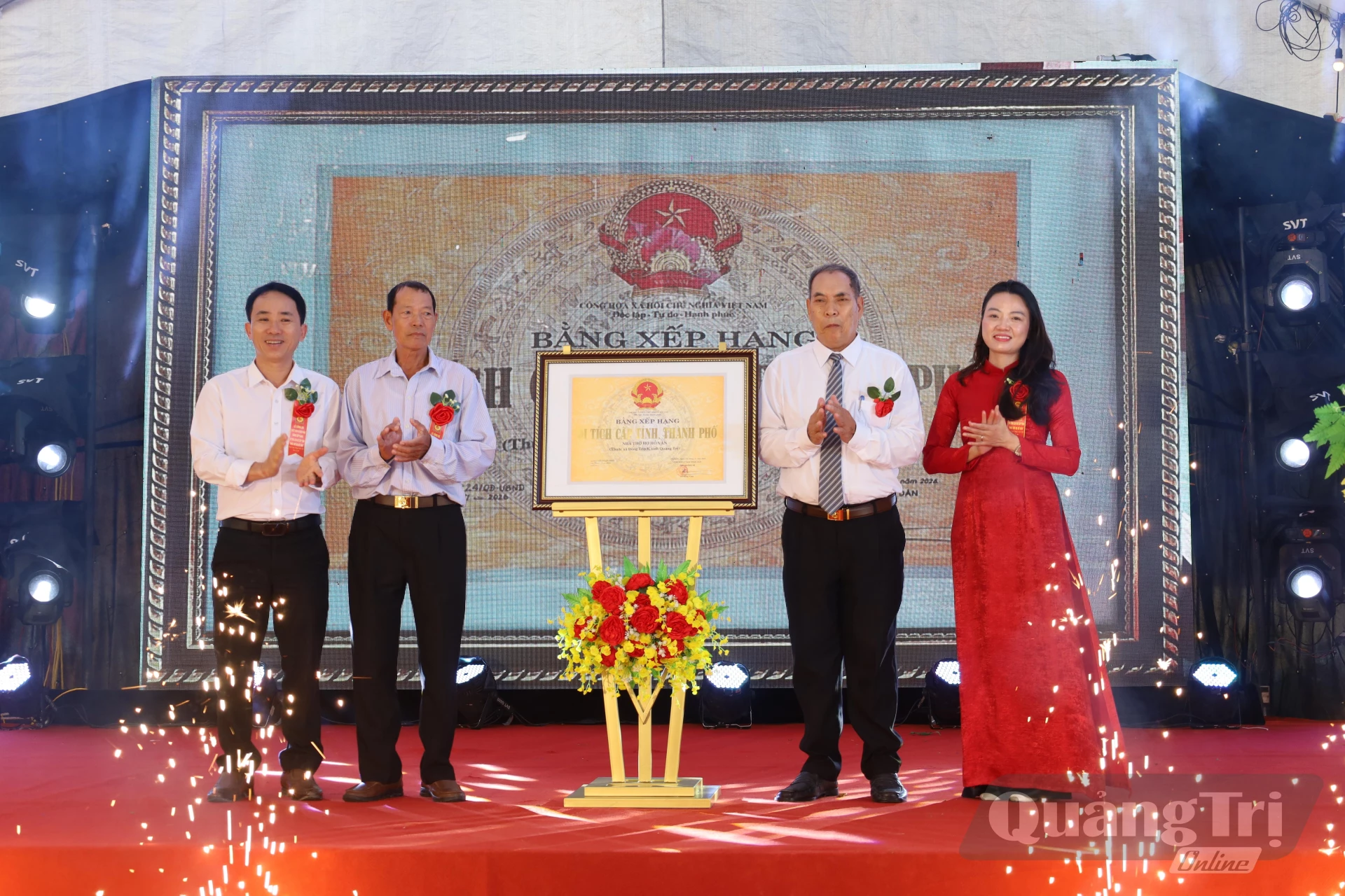 Thừa uỷ quyền của Chủ tịch UBND tỉnh, đại diện lãnh đạo Sở Văn hoá, Thể thao và Du lịch trao Bằng xếp hạng Di tích lịch sử cấp tỉnh choi Nhà thờ họ Hồ Văn. Ảnh: D.H