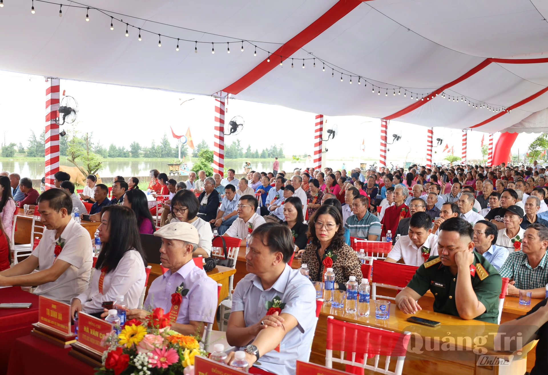 Buổi lễ có sự tham gia của đông đảo con cháu họ Hồ Văn xã Đông Trạch. Ảnh: D.H