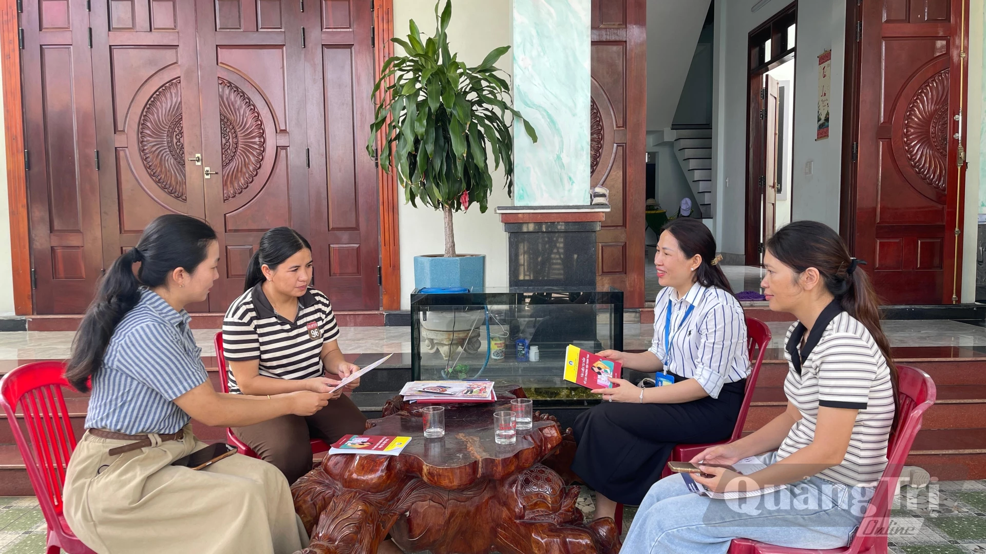 Cán bộ dân số cơ sở tuyên truyền, tư vấn sử dụng phương tiện tránh thai tại hộ gia đình
- Ảnh: L.A 