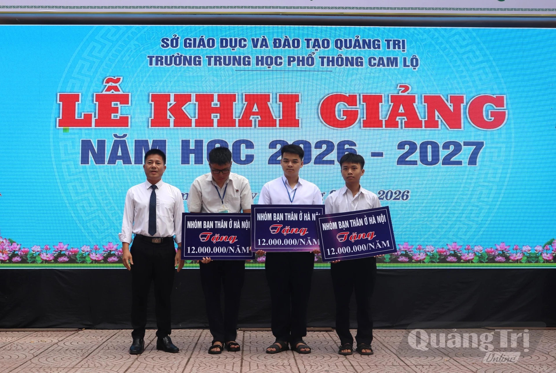 Đại diện ban giám hiệu nhà trường trao học bổng cho học sinh - Ảnh: T.P