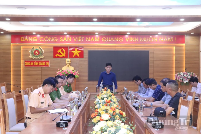 Khẩn trương xử lý 2 sà lan mắc kẹt tại cầu đường sắt Mỹ Chánh