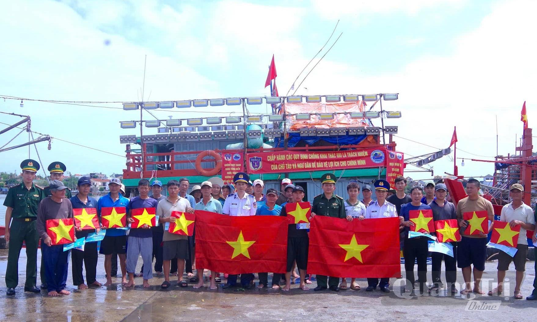 Bộ đội Biên phòng tỉnh và Bộ Tư lệnh Vùng Cảnh sát biển 2 tuyên truyền pháp luật cho ngư dân trong tháng cao điểm chống khai thác IUU - Ảnh: BĐBP tỉnh