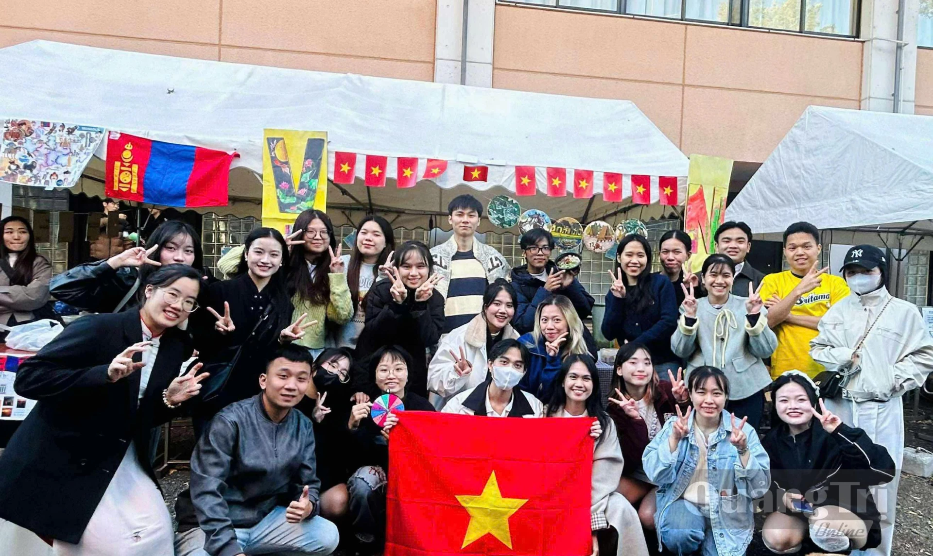 Ka Nụ (đeo kính) và các bạn tại lễ hội văn hóa của Trường đại học KYOEI - Ảnh: NVCC