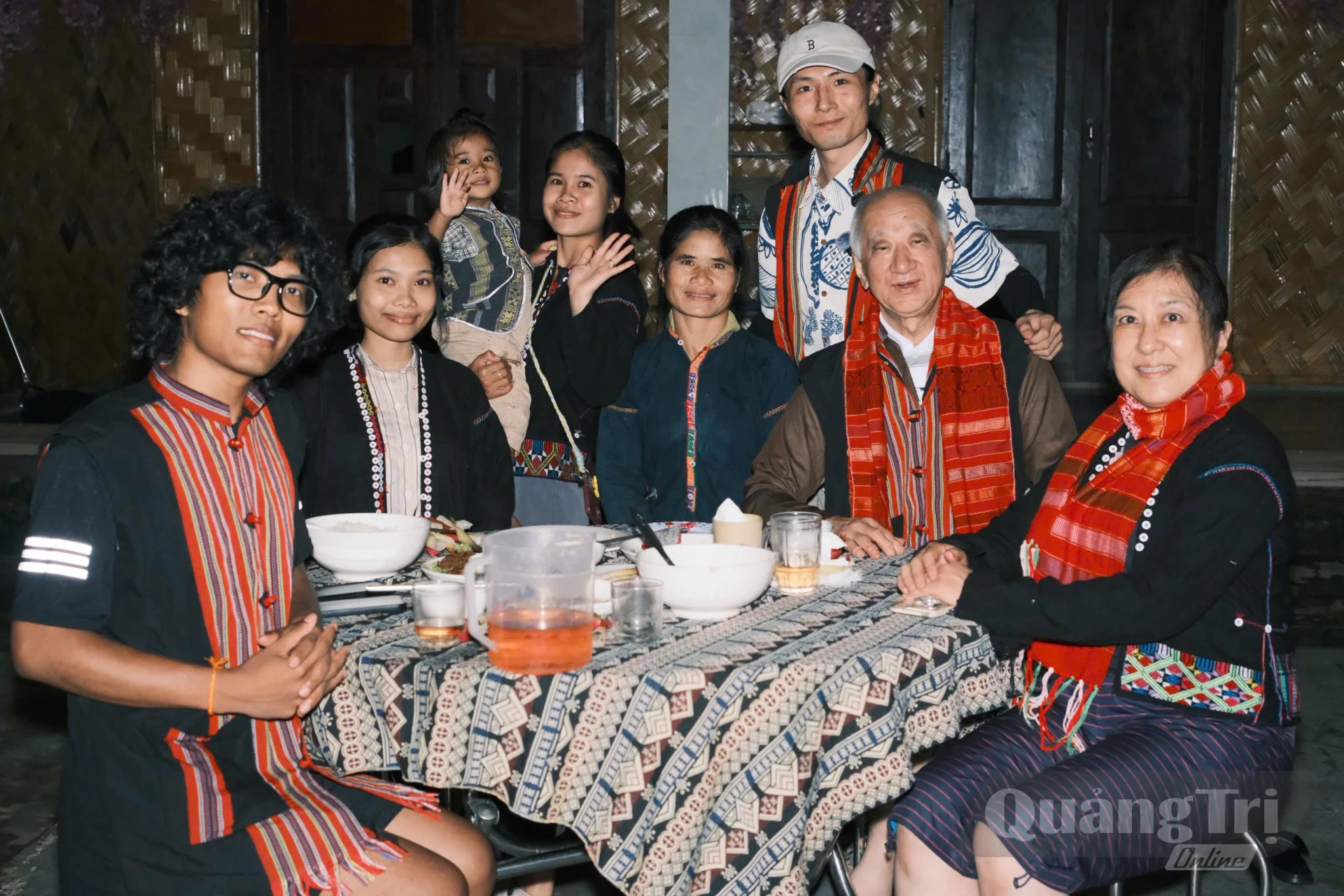 Ka Nụ (đeo kính) và các thầy cô giáo Trường đại học KYOEI trải nghiệm văn hóa Bru-Vân Kiều ở thôn Chênh Vênh, xã Hướng Phùng - Ảnh: NVCC