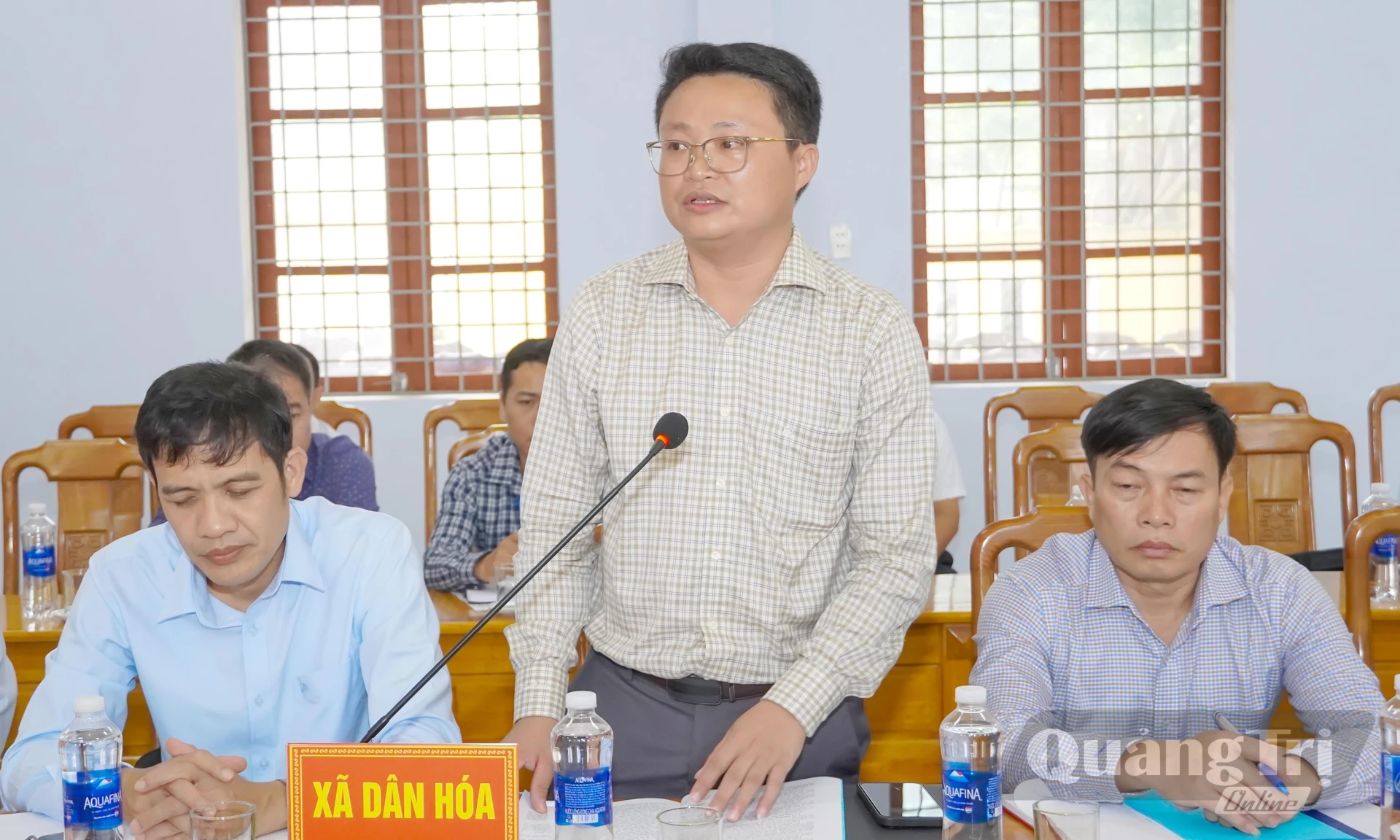 Đại diện lãnh đạo UBND xã Dân Hóa báo cáo tại buổi làm việc - Ảnh: N.H