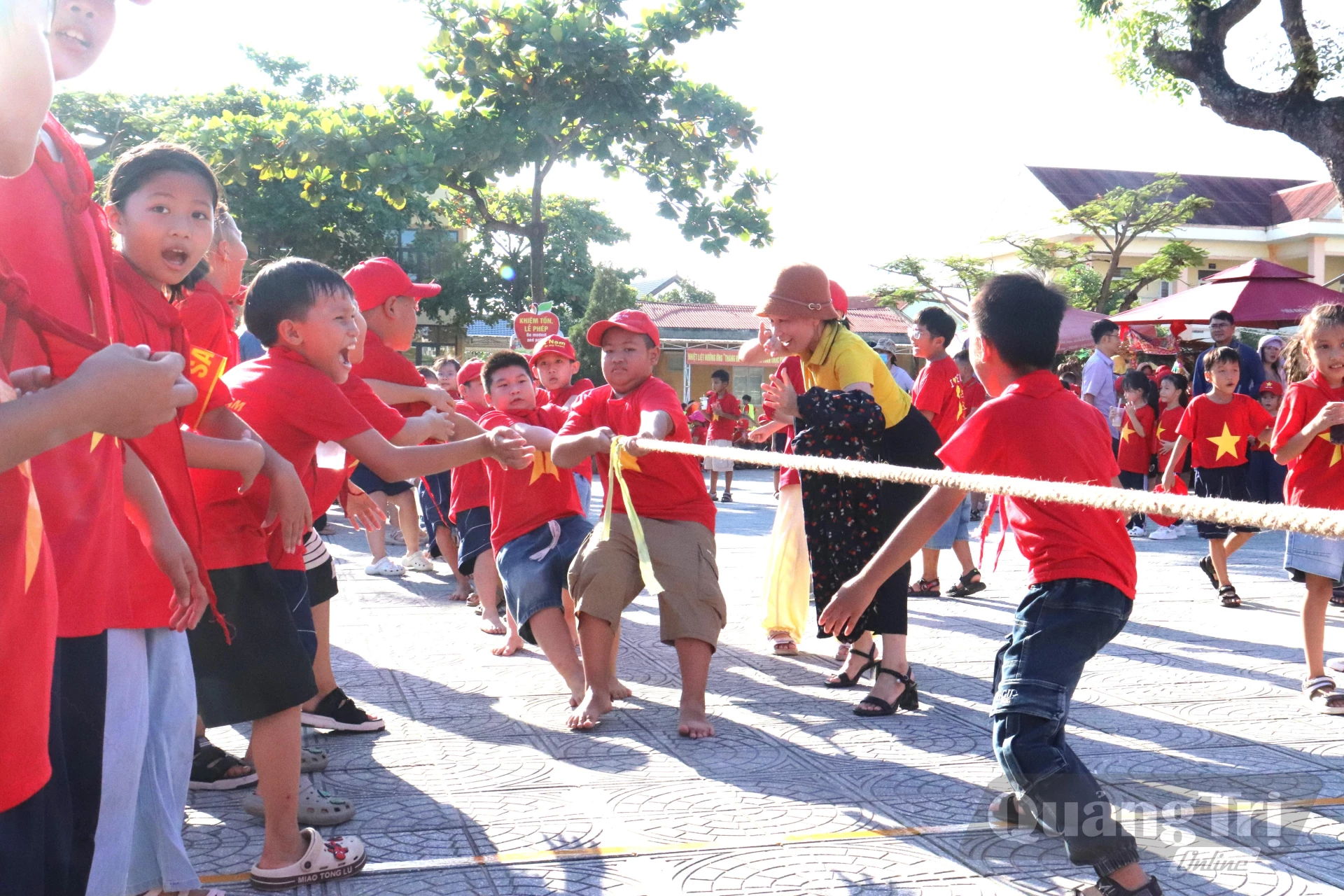 Trò chơi kéo co giúp học sinh rèn luyện tinh thần đoàn kết - Ảnh: LT