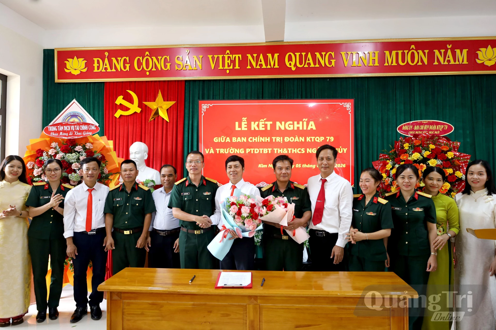 Đoàn KTQP 79 ký kết nghĩa cùng Trường PTDT bán trú TH và THCS Ngân Thủy - Ảnh: V. Minh 