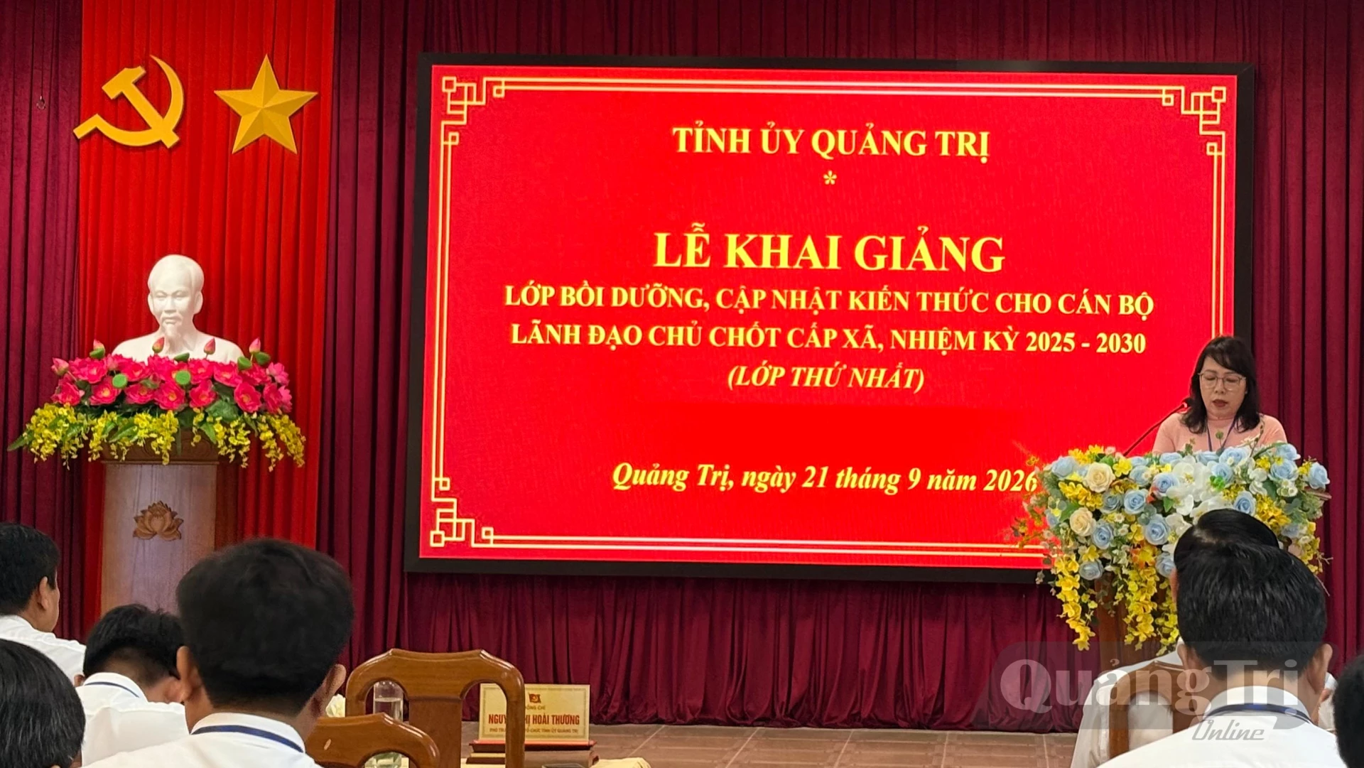 Đại diện lãnh đạo Ban Tổ chức Tỉnh ủy phát biểu giao nhiệm vụ cho các học viên - Ảnh: H.L