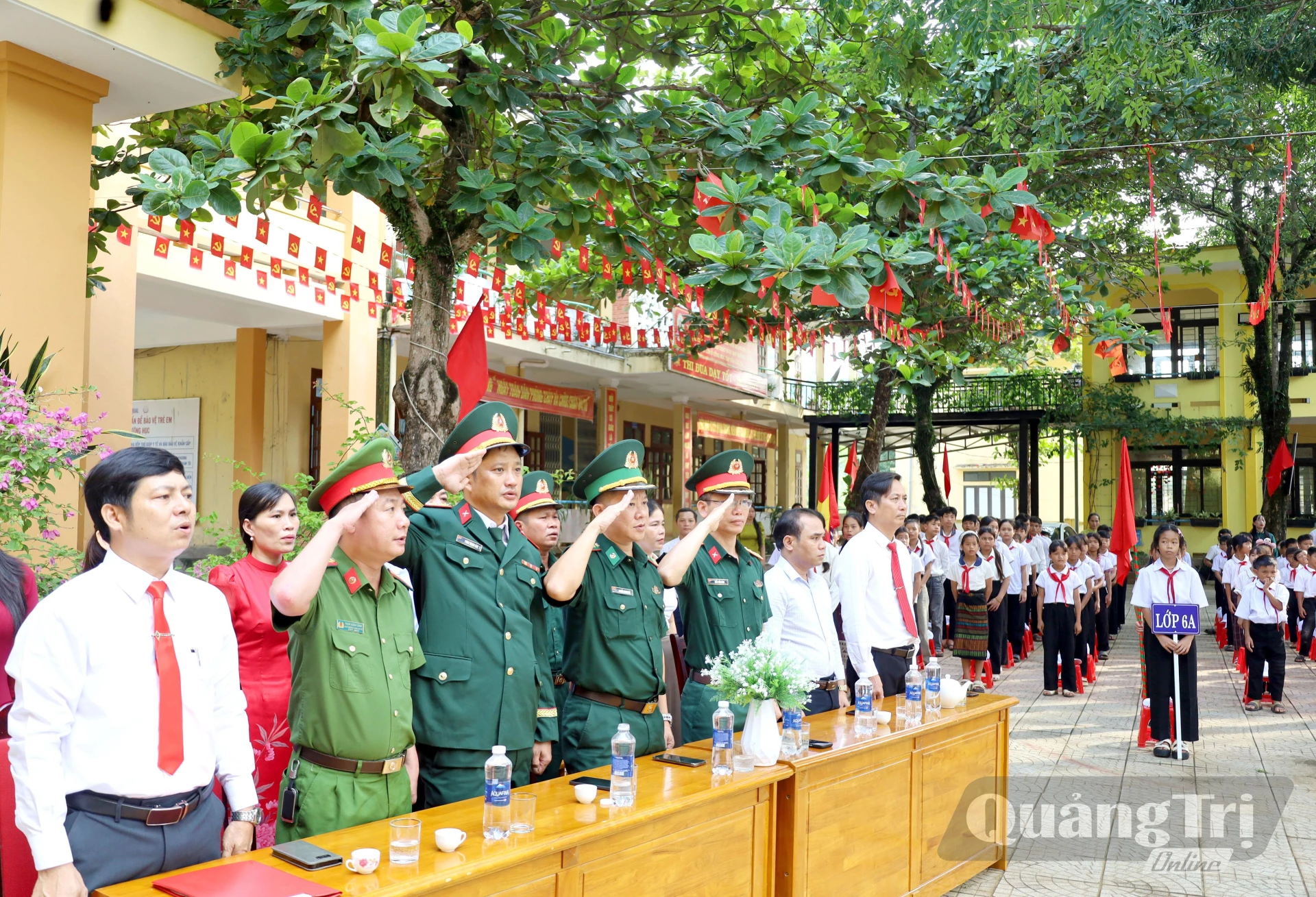 Đại diện lãnh đạo Đoàn KTQP 79 tham dự tại lễ khai giảng năm học mới 2026-2027 tại Trường PTDT bán trú TH và THCS Ngân Thủy - Ảnh: V. Minh 