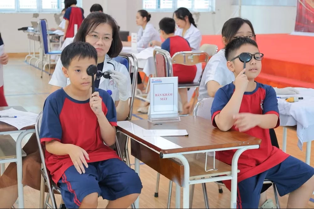 Bệnh viện E phối hợp Trạm Y tế phường Nghĩa Đô (Hà Nội) khám sàng lọc sức khỏe toàn diện cho các em học sinh tại một số trường học trên địa bàn phường Nghĩa Đô. (Ảnh: Thanh Xuân)