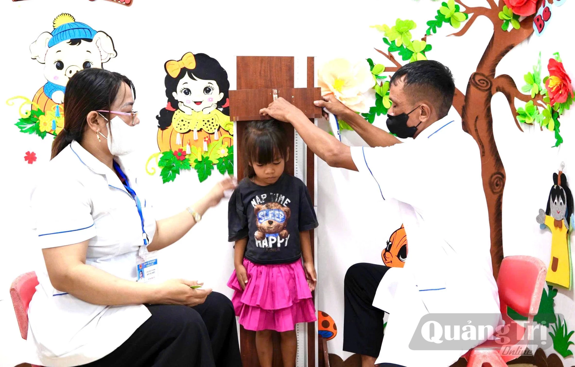 UBND xã Kim Ngân phối hợp với ngành Y tế tổ chức khám sức khỏe cho học sinh trong năm học mới 2026-2027 -Ảnh: V.M
