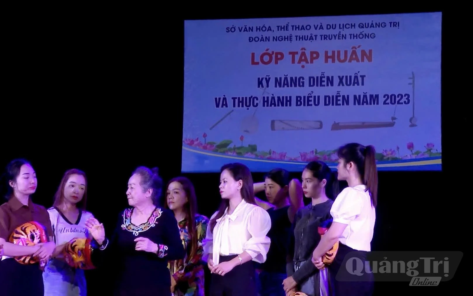 Nghệ sĩ Nhân dân Kim Quý trao truyền ngọn lửa nghề cho các thế hệ học trò - Ảnh: A.T