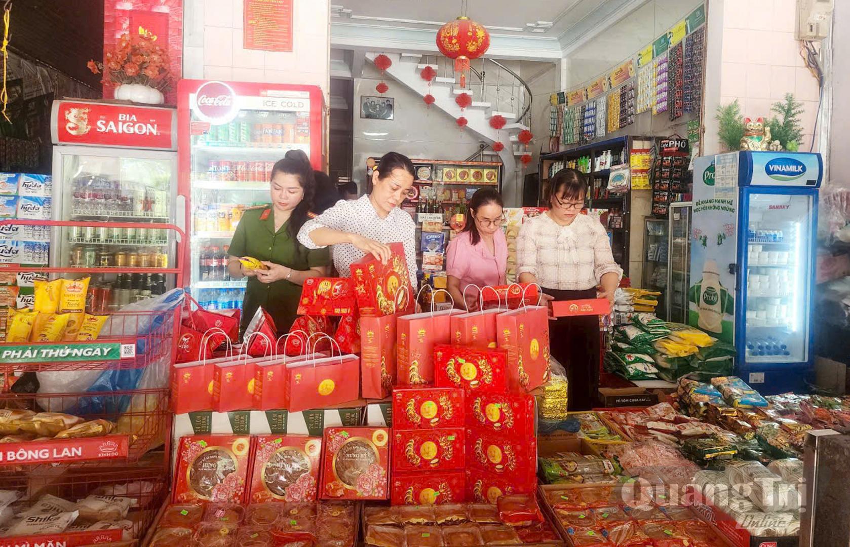 Cơ quan chức năng tăng cường kiểm tra các cơ sở kinh doanh, buôn bán bánh trung thu-Ảnh: L.T