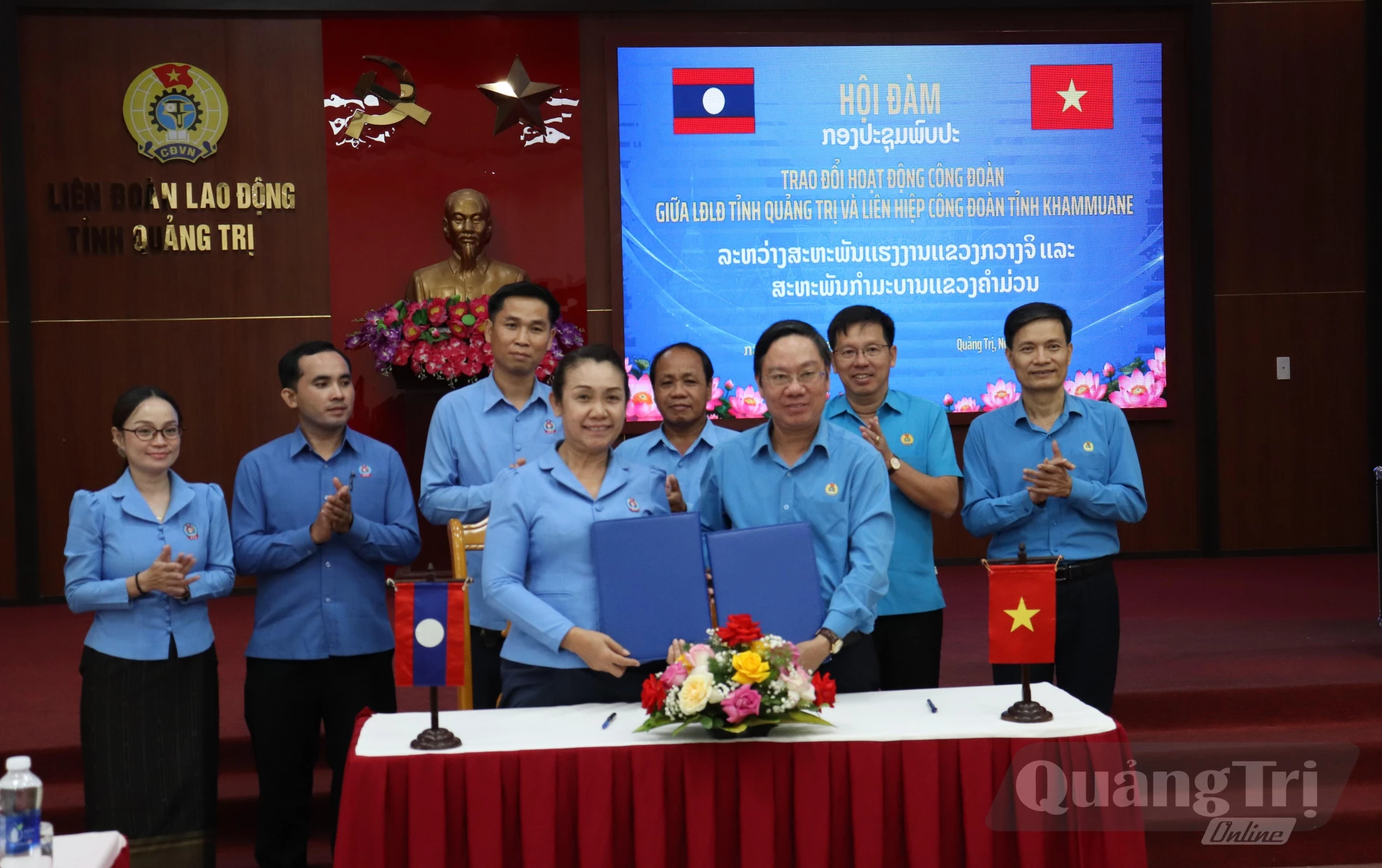 Công đoàn Quảng Trị và Khăm Muồn ký kết biên bản hợp tác - Ảnh: LT