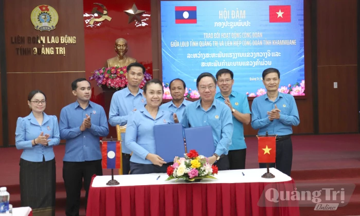 Công đoàn Quảng Trị-Khăm Muồn ký kết biên bản ghi nhớ